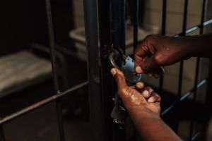 AFP: Suspiciuni de complicitate a autorităţilor după evadarea a 28 de presupuşi piraţi în Somalia